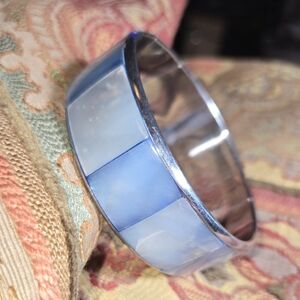 Unmarked Iridescent Blue Mother Of Pearl Inlay Silver Tone Bangle Bracelet 2.5"D
